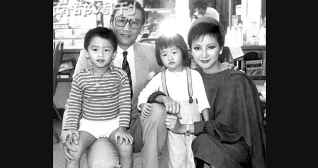 Bà sinh ngày 26/10/1950. Ngày 13/8/1979, bà kết hôn với Tạ Hiền, sau đó sinh hạ trưởng nam Tạ Đình Phong. Năm 1995, bà ly hôn với cha đẻ của Tạ Đình Phong.

